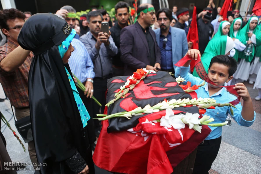 اهتزاز پرچم حرم حضرت زينب (س) گزارش تصويري