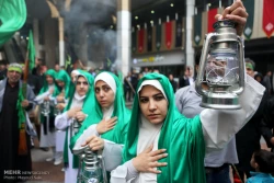 اهتزاز پرچم حرم حضرت زينب (س) گزارش تصويري
