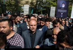 شخصيت ها در تشييع شهداي منا تصاوير