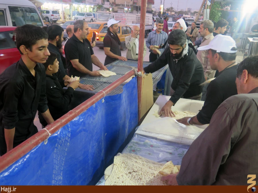 پخت نان نذري در كربلاي معلا + تصاوير