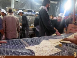 پخت نان نذري در كربلاي معلا + تصاوير