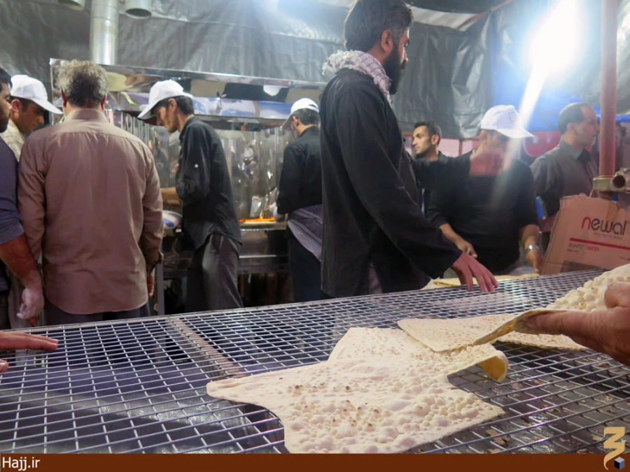 پخت نان نذري در كربلاي معلا + تصاوير