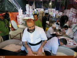 توزيع روزانه 40 هزار پرس غذاي نذري از سوي هيئت رزمندگان يزد در كربلا تصاوير