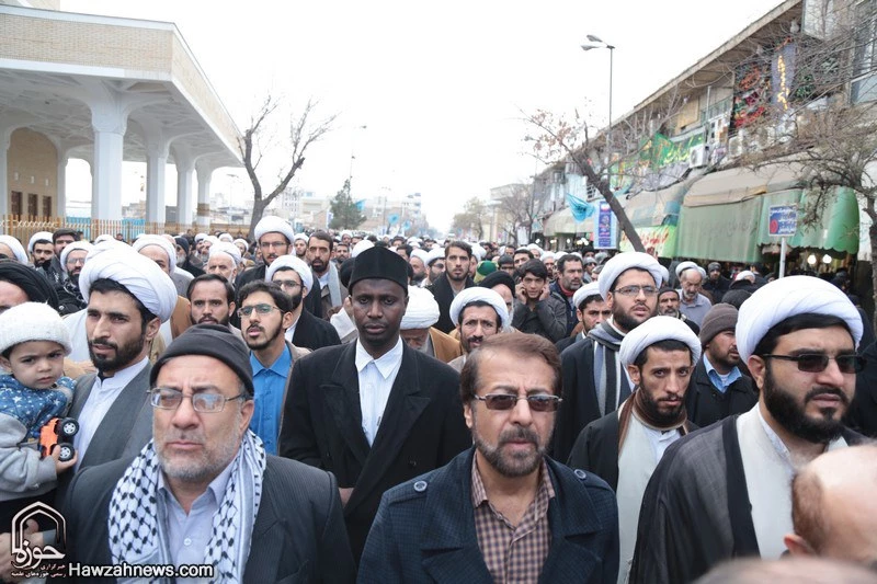 پيكر حجت الاسلام مسلم قلي پور گيلاني در حرم بانوي كرامت آرام گرفت+تصاوير