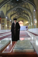 رهبر معظم انقلاب اسلامي در مرقد مطهر امام راحل و گلزار شهداي بهشت زهرا حضور يافتند
