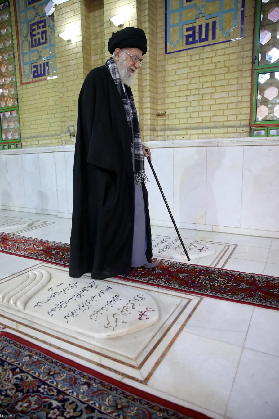 رهبر معظم انقلاب اسلامي در مرقد مطهر امام راحل و گلزار شهداي بهشت زهرا حضور يافتند
