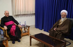 آیت الله جوادی آملی در دیدار رئیس سازمان زیارت واتیکان

زیارت به معنای دیدن گل و سنگ نیست  در زیارت حقیقی باید معارف مزور را در جان خود حس کنیم