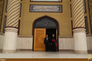 زيارت به معناي ديدن گل و سنگ نيست  در زيارت حقيقي بايد معارف مزور را در جان خود حس كنيم
