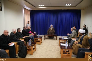 زيارت به معناي ديدن گل و سنگ نيست  در زيارت حقيقي بايد معارف مزور را در جان خود حس كنيم