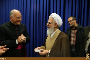 زيارت به معناي ديدن گل و سنگ نيست  در زيارت حقيقي بايد معارف مزور را در جان خود حس كنيم