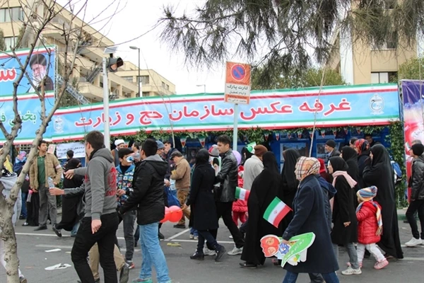 برپايي غرفه فرهنگي سازمان حج و زيارت در مسير راهپيمايي يوم الله 22 بهمن