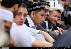 گزارشی از دیدار شرکت‌‌کنندگان مسابقات قرآن با رهبر انقلاب؛

از چفیه‌ای که به ولی‌زاده رسید تا ذکر چندباره نام شهدای قرآنی منا