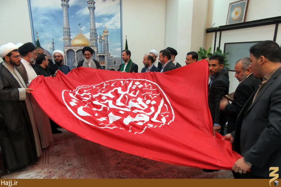 اهداي پرچم بارگاه حضرت ابوالفضل العباس(ع) به آستان كريمه اهل بيت(س)