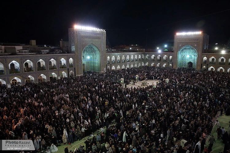 مراسم احياي شب بيست ويكم ماه رمضان درزير بارش باران رحمت الهي در حرم رضوي برگزار شد  
