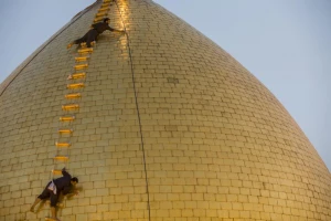 نظافت گنبد مطهر حضرت عباس (ع)+عکس