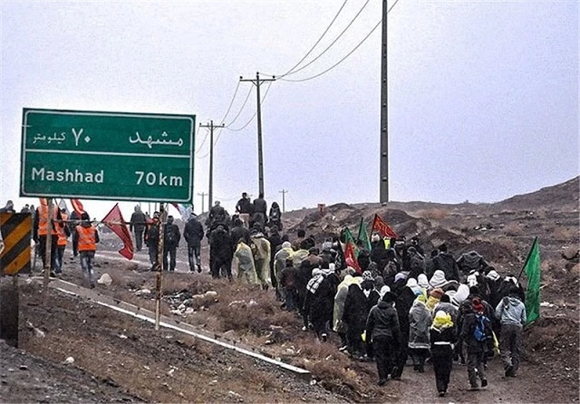 تشرف زائران پياده امام رضا از نقاط مختلف كشور به مشهد به مناسبت دهه كرامت