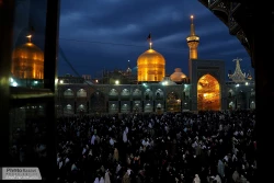حرم رضوي در شب شهادت امام صادق(ع) غرق ماتم و عزا بود