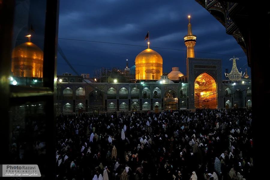 حرم رضوي در شب شهادت امام صادق(ع) غرق ماتم و عزا بود