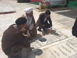 غبار روبي و عطرافشاني مزار شهداي منا در قم بمناسبت هفته دولت 