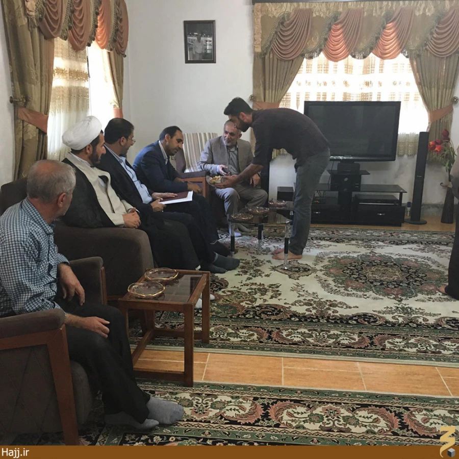 خادمان امام رضا(ع) با خانواده شهيدان منا در مازندران ديدار كردند