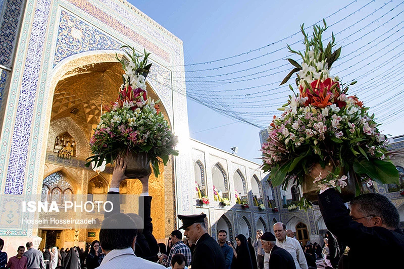 تعويض گلدان‌هاي ضريح مطهر امام رضا (ع) به روايت خبر و تصوير