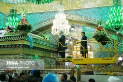 تعويض گلدان‌هاي ضريح مطهر امام رضا (ع) به روايت خبر و تصوير