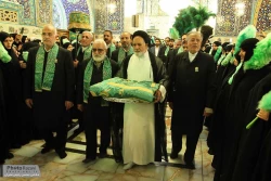 تعويض پوشش ضريح و پرچم گنبدِ بار گاهِ ملكوتي امام رضا(ع) 