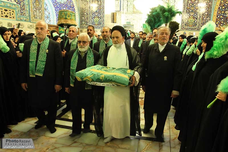 تعويض پوشش ضريح و پرچم گنبدِ بار گاهِ ملكوتي امام رضا(ع) 