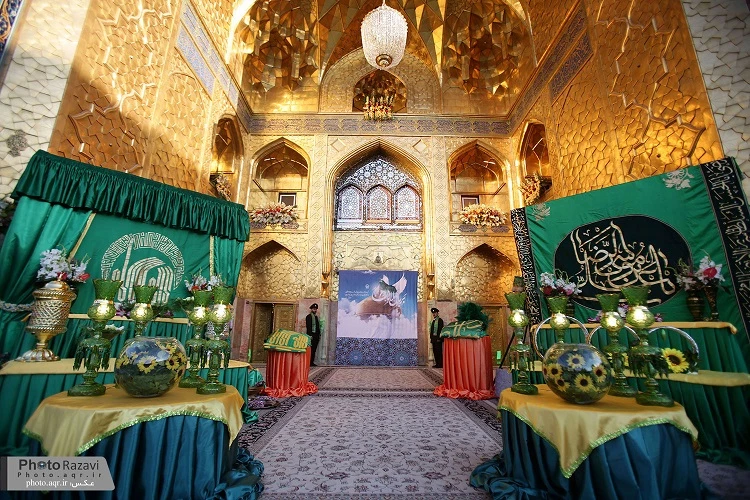 تعويض پوشش ضريح و پرچم گنبدِ بار گاهِ ملكوتي امام رضا(ع) 