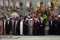 تعويض پوشش ضريح و پرچم گنبدِ بار گاهِ ملكوتي امام رضا(ع) 