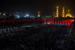 بين الحرمين هنگام تعويض پرچم عزاي حسين