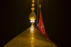 هنگام تعويض پرچم عزاي حسين