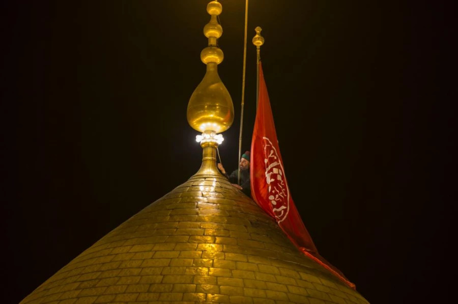 هنگام تعويض پرچم عزاي حسين