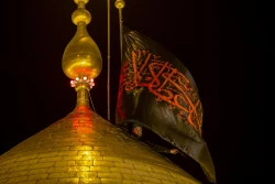 هنگام تعويض پرچم عزاي حسين