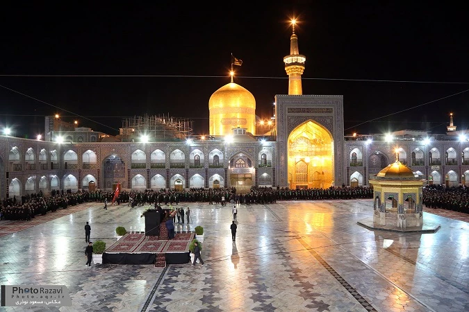 پرچم عزاي حسيني بر فراز گنبد مطهر امام رضا(ع) به اهتزاز درآمد