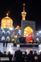 پرچم عزاي حسيني بر فراز گنبد مطهر امام رضا(ع) به اهتزاز درآمد