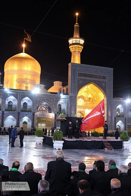 پرچم عزاي حسيني بر فراز گنبد مطهر امام رضا(ع) به اهتزاز درآمد