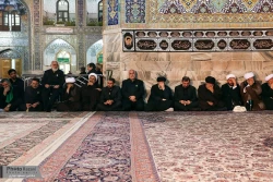 پرچم عزاي حسيني بر فراز گنبد مطهر امام رضا(ع) به اهتزاز درآمد