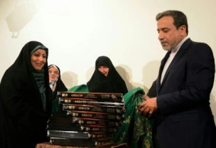 كتاب عكس «اربعين» با حضور عراقچي رونمايي شد