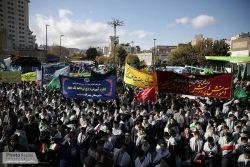 فرياد مرگ بر آمريكاي مردم و دانش آموزان مشهد در يوم الله 13 آبان طنين انداز شد