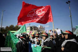 فرياد مرگ بر آمريكاي مردم و دانش آموزان مشهد در يوم الله 13 آبان طنين انداز شد
