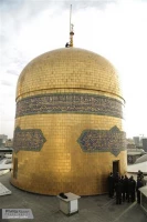 اهتزاز پرچم سبز رضوي بر فراز گنبد امام رضا+تصاوير