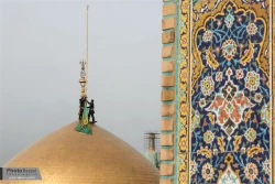 اهتزاز پرچم سبز رضوي بر فراز گنبد امام رضا+تصاوير