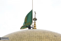 اهتزاز پرچم سبز رضوي بر فراز گنبد امام رضا+تصاوير