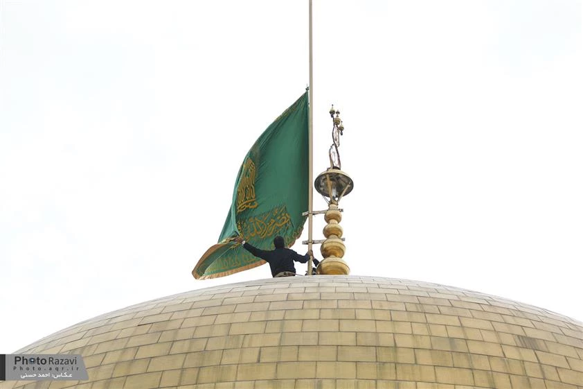 اهتزاز پرچم سبز رضوي بر فراز گنبد امام رضا+تصاوير