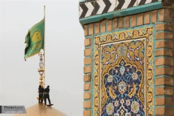 اهتزاز پرچم سبز رضوي بر فراز گنبد امام رضا+تصاوير
