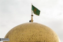 اهتزاز پرچم سبز رضوي بر فراز گنبد امام رضا+تصاوير