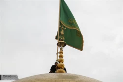 اهتزاز پرچم سبز رضوي بر فراز گنبد امام رضا+تصاوير