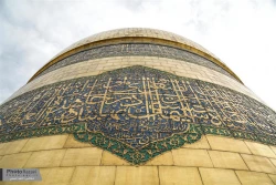 اهتزاز پرچم سبز رضوي بر فراز گنبد امام رضا+تصاوير