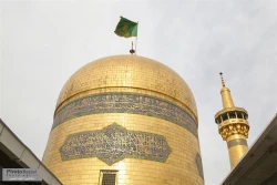 اهتزاز پرچم سبز رضوي بر فراز گنبد امام رضا+تصاوير